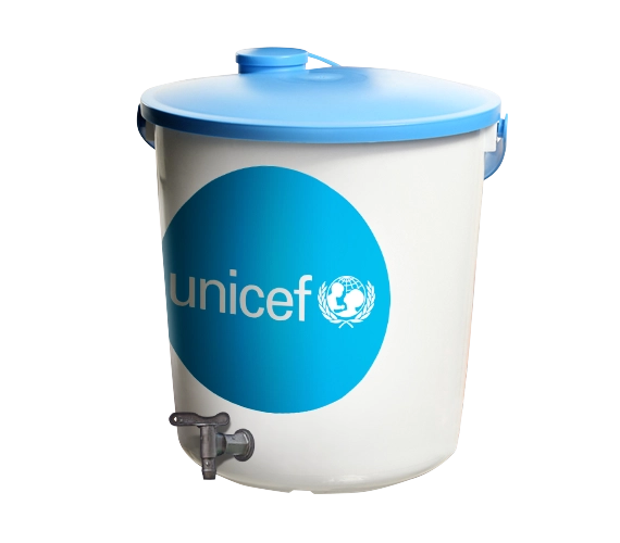 Wiadro na wodę z logo UNICEF.