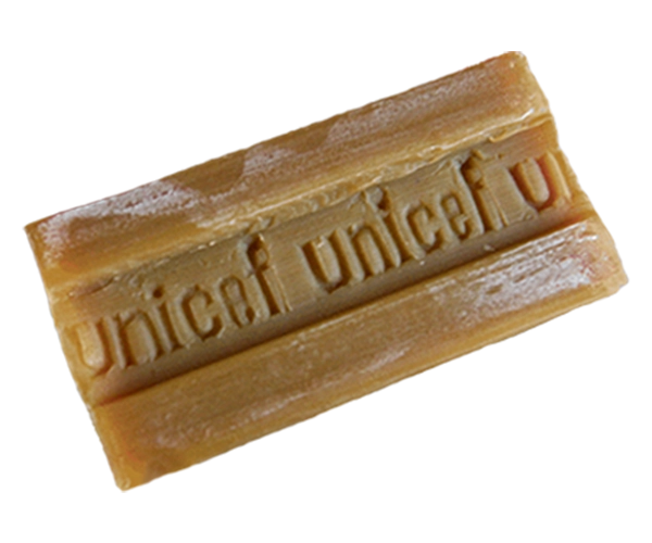 Kostka szarego mydła z logo UNICEF.
