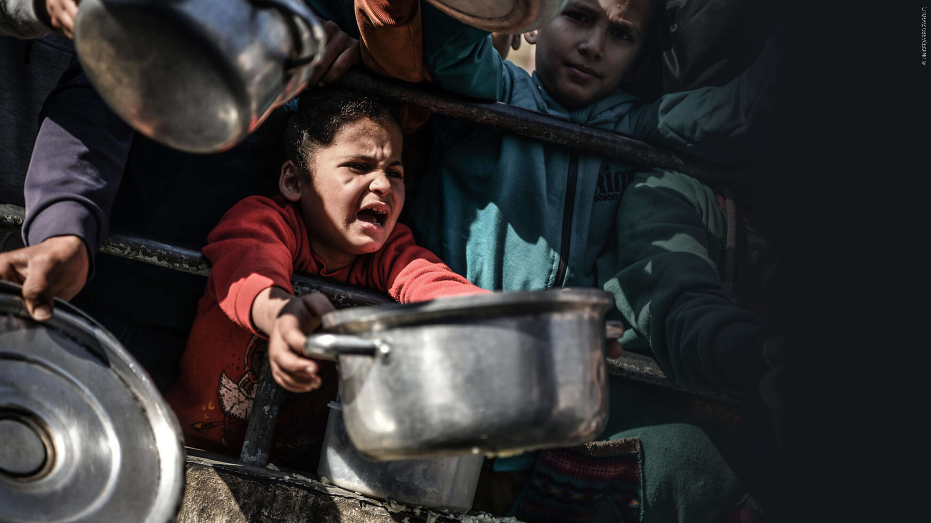 Dzieci w Strefie Gazy cierpią z głodu.