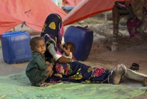 Dzieci poszkodowane przez powodzie w Pakistanie