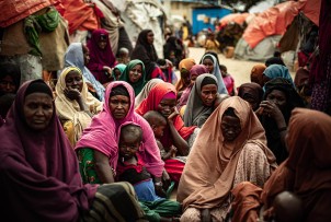 Kobiety i dzieci w obozie osób wewnętrznie przesiedlonych w Mogadiszu, Somalia.
