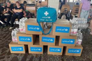 Woda i paczki z zestawami produktów pierwszej potrzeby dla ewakuowanych