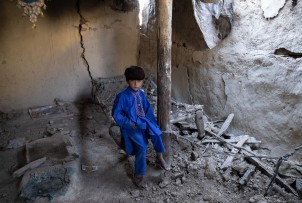 2-Afganistan-chlopiec-w-ruinach