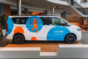 Volkswagen Samochody Dostawcze przekazała UNICEF Polska samochód Volkswagen Caravelle
