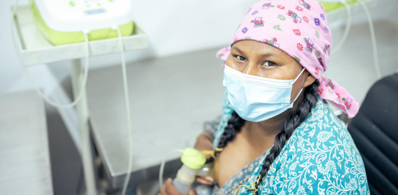 Sushila z Nepalu podczas odciągania mleka