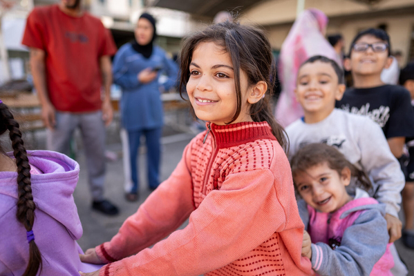 Grupa dzieci ciesząca się z otrzymania pomocy od UNICEF.
