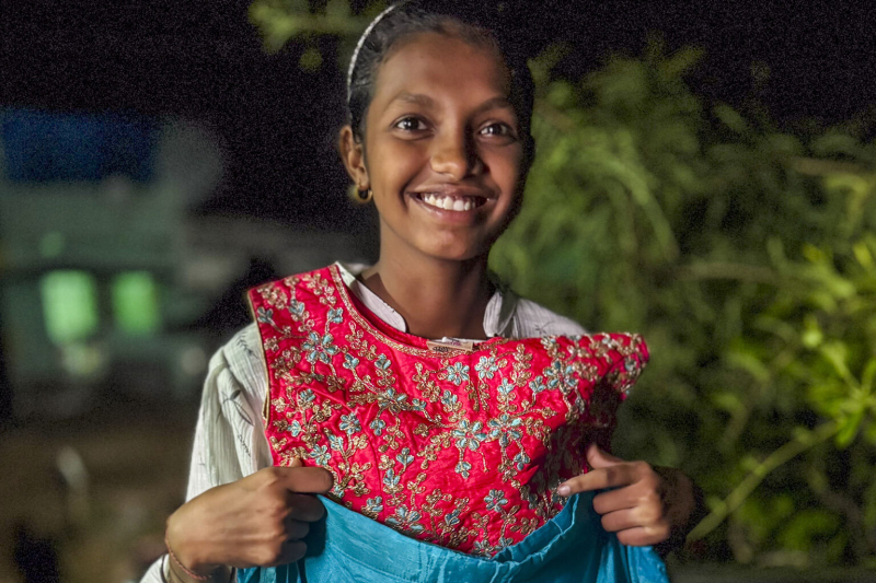 Silu pokazuje sukienkę, którą ma na sobie podczas ceremonii wejścia w dojrzałość.