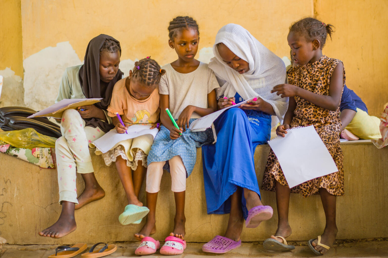 UNICEF tworzy bezpieczne miejsca nazywane Makanna (arabskie słowo oznaczające wspólną przestrzeń), w których dzieci mogą się uczyć, bawić i otrzymać odpowiednią opiekę.