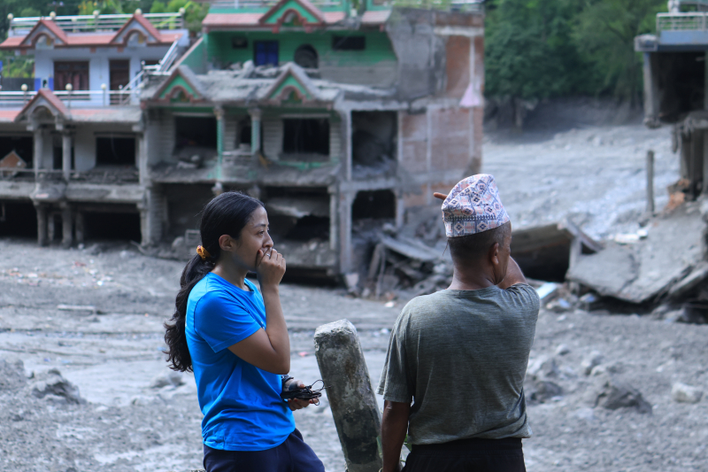 Pracownica UNICEF rozmawia z mieszkańcem poszkodowanego powodzią regionu w Nepalu