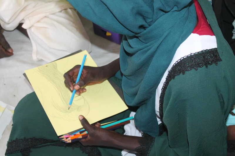 Remah rysuje w bezpiecznej dla dzieciprzestrzeni UNICEF - Sudan