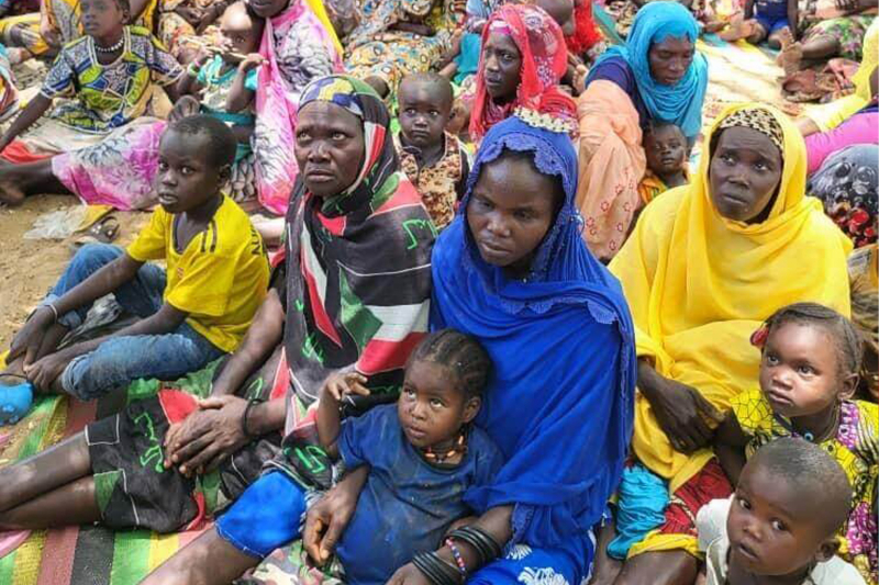 Madifa, która uciekła z Sudanu tuli swoje dziecko w oczekiwaniu na pomoc