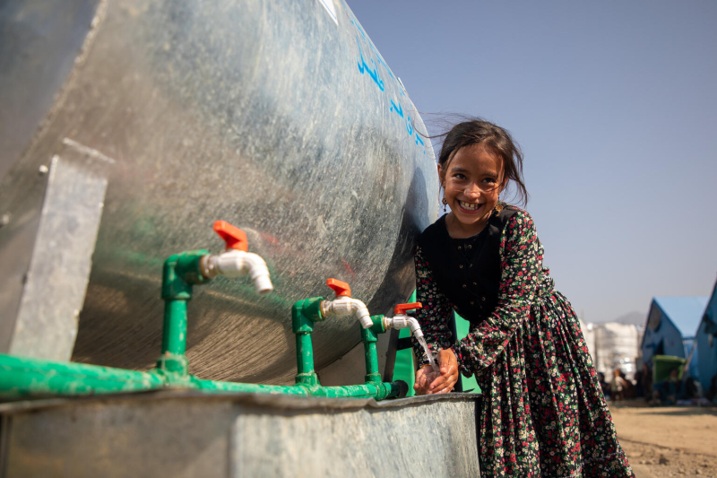 Kryzys wodny - dziecko przy wodzie