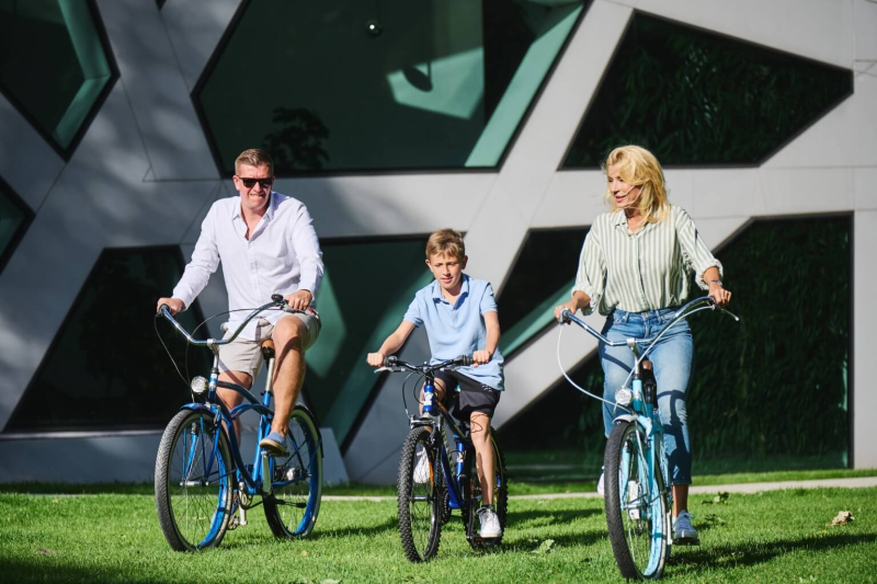 Rodzina podczas wycieczki rowerowej na terenie rekreacyjnym hotelu Narvil.