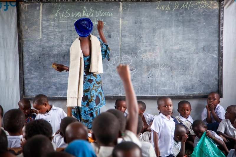 UNICEF tworzy tymczasowe przestrzenie edukacyjne, w których dzieci mogą kontynuować naukę w czasie zamieszek i uzyskać dostęp do podstawowej pomocy medycznej oraz wsparcia psychospołecznego.