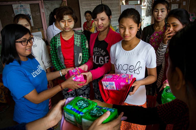 UNICEF i partnerzy rozdają podpaski i bieliznę dziewczętom w obozie dla osób wewnętrznie przesiedlonych w Mjanmie