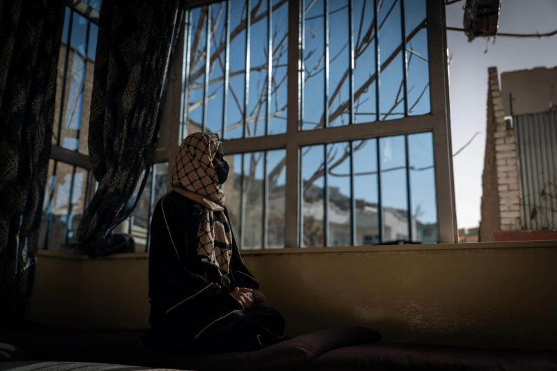 17-letnia Fatima ze smutkiem spogląda na świat przez okno swojego domu.