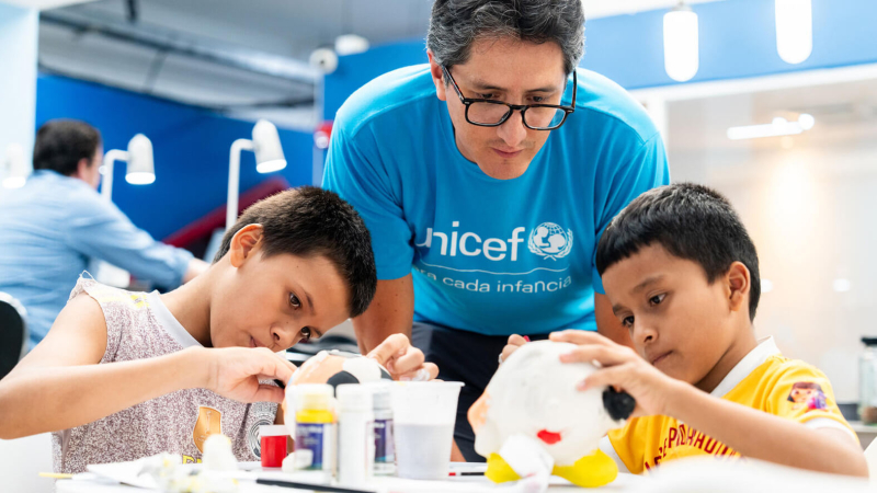 Chłopcy podczas sesji zajęć psychospołecznych