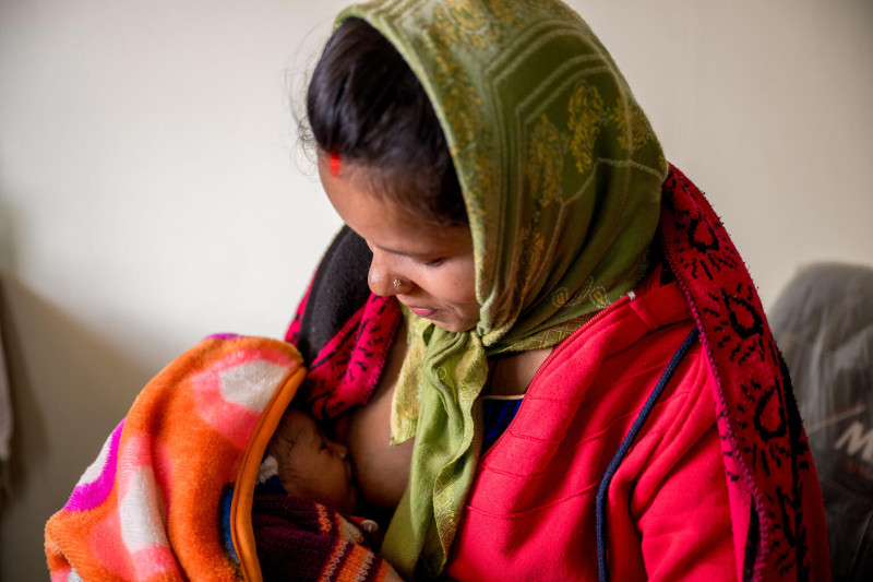 Sharada karmi piersią swojego 17-dniowego synka w ośrodku prowadzonym przez wolontariuszy Narodowego Programu Pomocy Humanitarnej w wiosce Kanthi w Indiach.