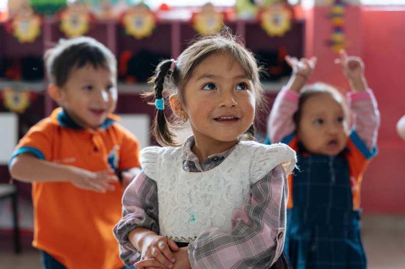 Dwuletnia Cataleya uczestniczy w zajęciach wychowania fizycznego w Miejskim Ośrodku Rozwoju Dziecka Wawa Wasi w Riobambie, wspieranym przez UNICEF.