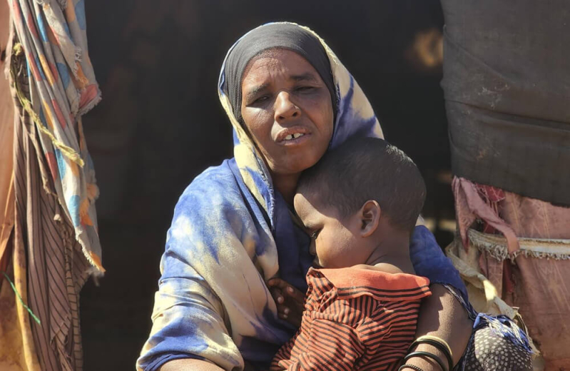 Fatuma z dzieckiem w obozie dla osób wewnętrznie przesiedlonych