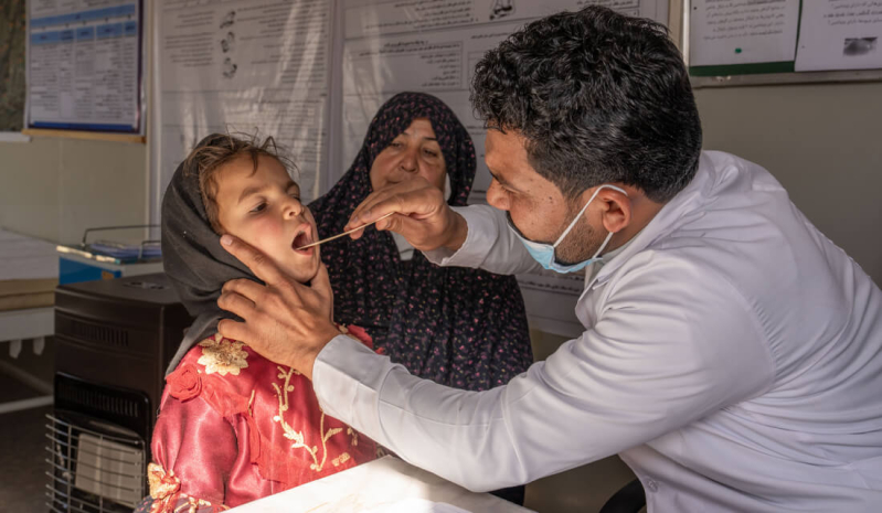Afganistan, dziewczynka w czasie badania lekarskiego