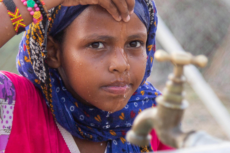 Dzięki wsparciu UNICEF powstał zasilany energią słoneczną system, który dostarcza bezpieczną wodę dla społeczności w wiosce Gelhanty w Sudanie