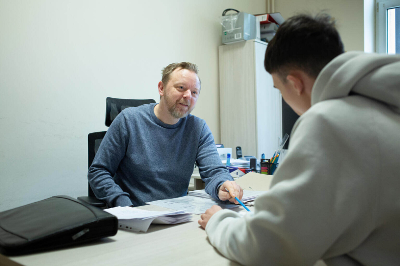 19-letni Andrii z Ukrainy rozmawia z asystentem usamodzielniania.