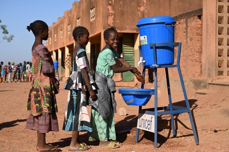 Zasilany energią słoneczną system doprowadzenia wody w szkole w Burkina Faso