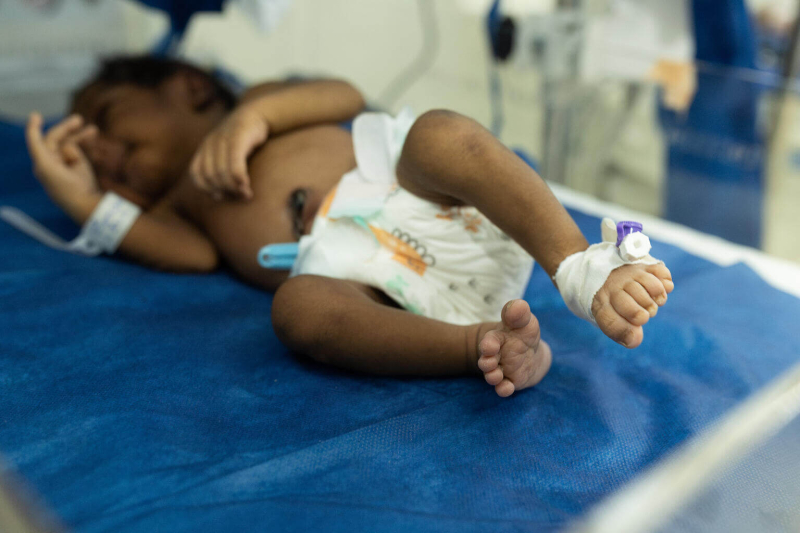 Noworodek otrzymuje opiekę i leczenie na Oddziale Intensywnej Terapii Noworodk&oacute;w w Szpitalu Damazine w Sudanie.