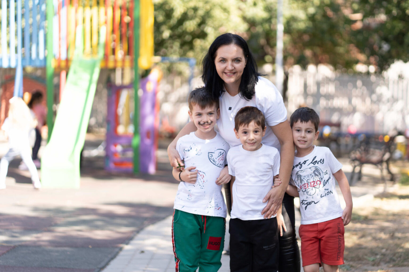 UNICEF nadal wspiera ukraińskie dzieci dotknięte konfliktem zbrojnym, naprawiając infrastrukturę edukacyjną, ulepszając cyfrowe systemy nauczania i troszcząc się o zdrowie psychiczne najmłodszych.