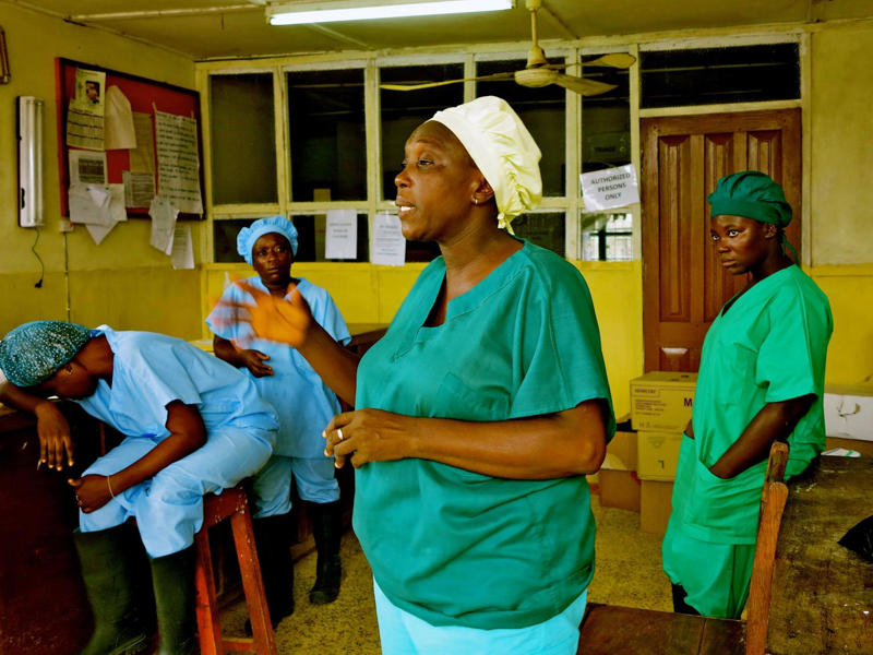 Pielęgniarka rozmawia z koleżankami ze oddziału szpitala w Kenema, gdzie leczeni są pacjenci z Ebolą