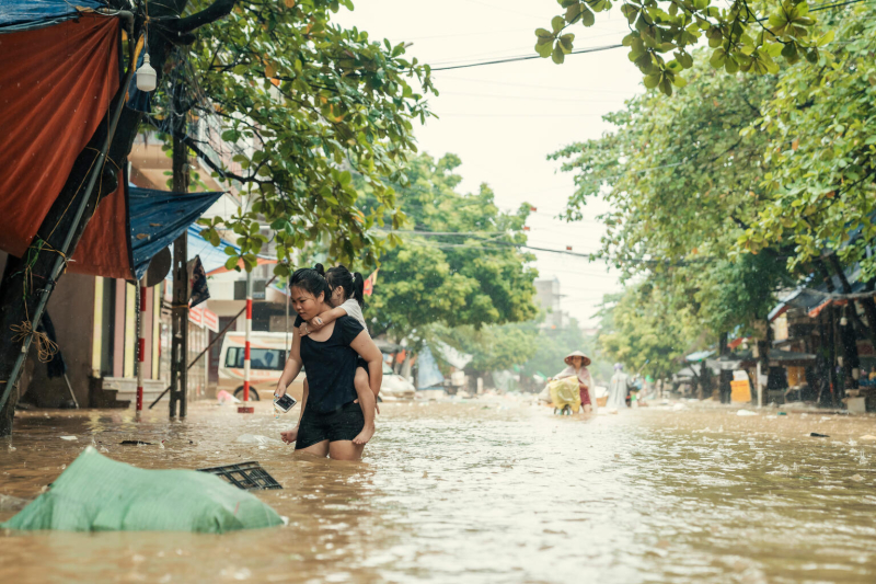 Najmłodsi w Azji Wschodniej i Pacyfiku są sześciokrotnie bardziej narażeni na nakładające się na siebie zagrożenia klimatyczne i środowiskowe niż ich dziadkowie.