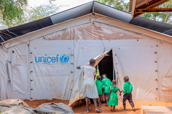 Uganda - dzieci wchodzą do namiotu UNICEF