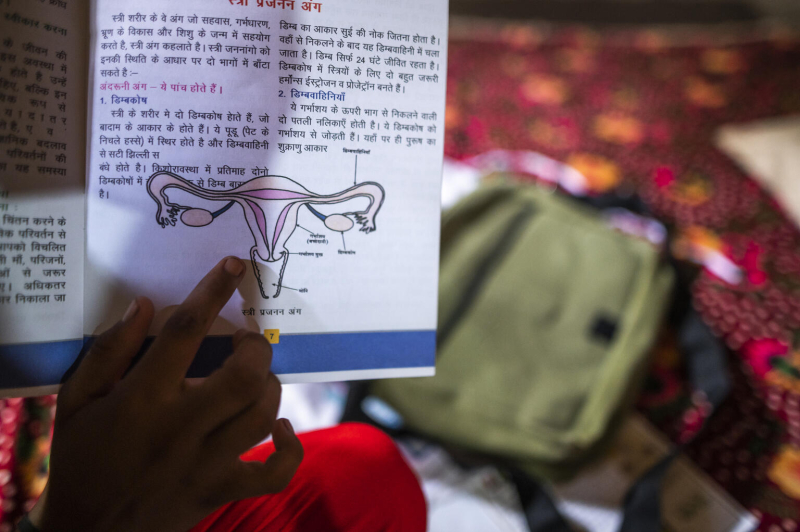 Córka tłumaczy swojej matce zasady higieny menstruacyjnej