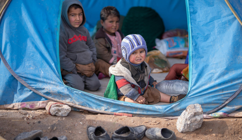 Zima dzieci w namiocie obóz dla przesiedlonych Afganistan