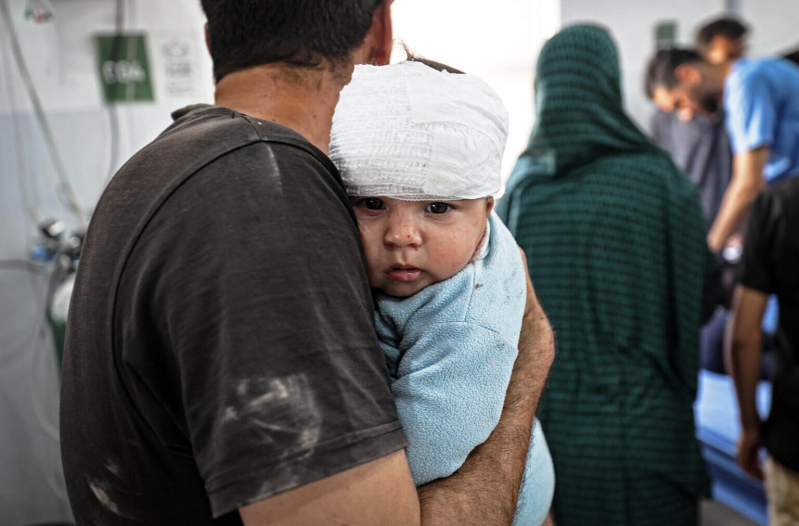 Dzieciom w strefach konfliktów, takim jak ośmiomiesięczny Fares ze Strefy Gazy, zapewniamy najpilniejszą pomoc medyczną, w tym leki, materiały opatrunkowe i sprzęt medyczny, aby mogły jak najszybciej wrócić do zdrowia.
