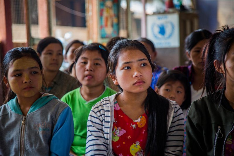 UNICEF i partnerzy rozdają podpaski i bieliznę dziewczętom w obozie dla osób wewnętrznie przesiedlonych w Mjanmie