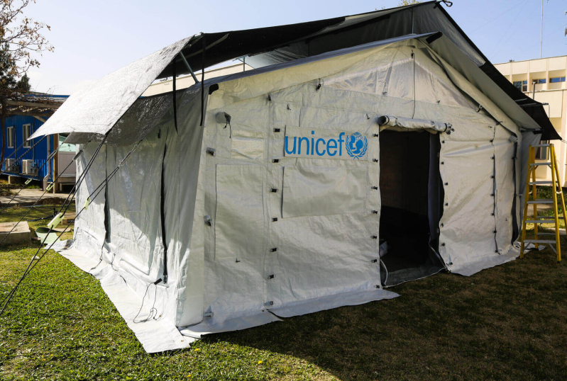 Zimowy namiot zapewnia dzieciom bezpieczną, ciepłą i wygodną przestrzeń.