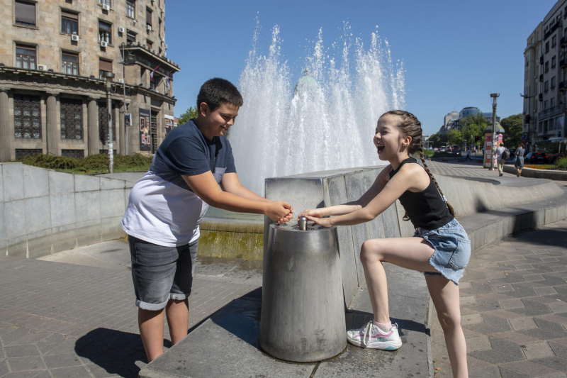 Fale upałów - dzieci bawią się przy fontannie