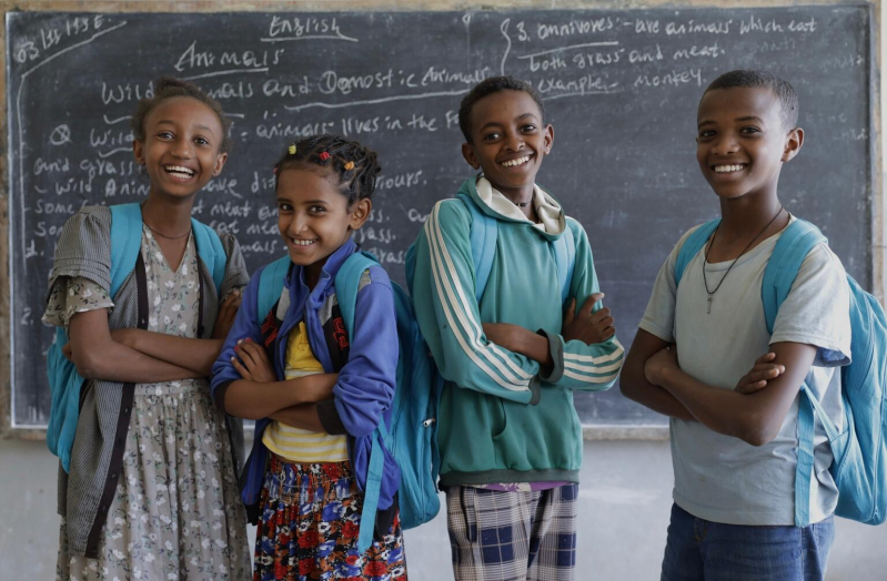 Pomimo wyzwań UNICEF nadal wspiera edukację dzieci, zapewniając materiały dydaktyczne, szkolenia dla nauczycieli, programy przyspieszonego uczenia się i edukację w zakresie podstawowych umiejętności.