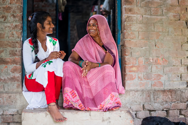 Radhika tłumaczy swojej matce Durgavati Devi zasady higieny menstruacyjnej przed ich domem w Amini koło Varanasi w stanie Uttar Pradesh.