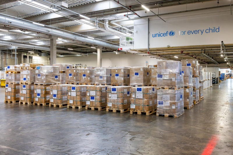 Ratujące życie artykuły ratunkowe są pakowane i ładowane w globalnym centrum zaopatrzenia i logistyki UNICEF w Kopenhadze.