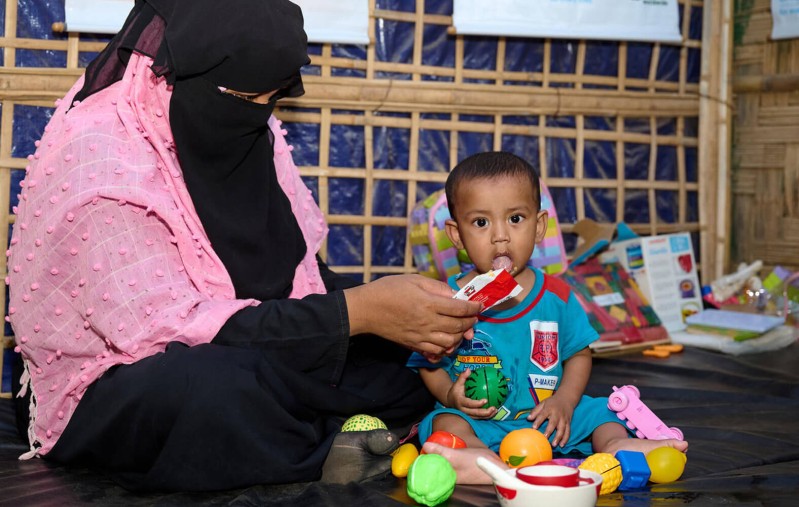 Uchodźczyni w obozie dla uchdźców Rohingja karmi swoje dziecko