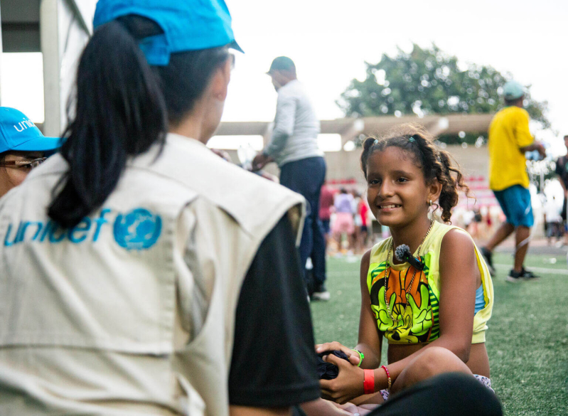 Przedstawicielka UNICEF rozmawia z dziewczynką.
