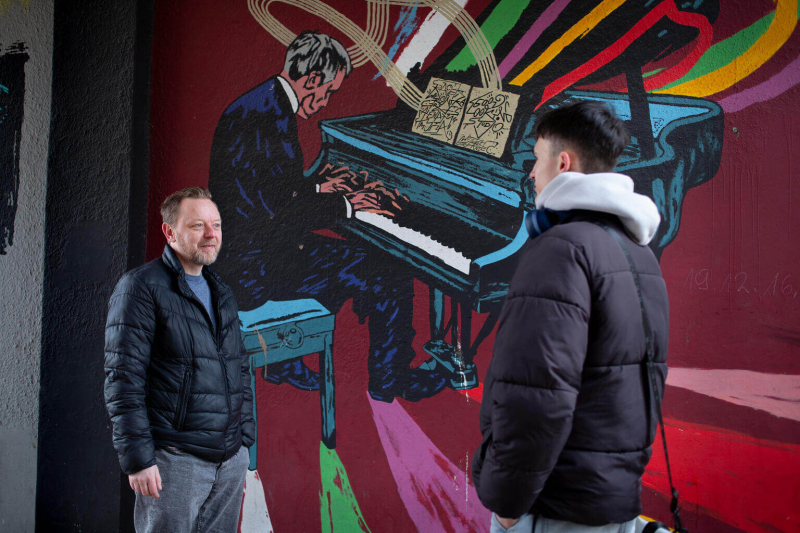 Andrii rozmawia z Marcinem, asystentem usamodzielniania, kt&oacute;ry pomaga chłopcu odnaleźć się w Polsce.