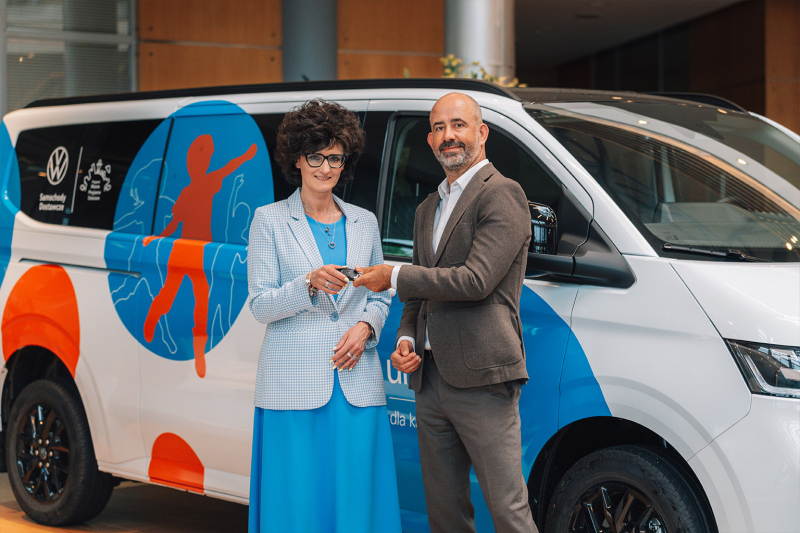 Dyrektor generalna UNICEF Polska i dyrektor marki Volkswagen Samochody Dostawcze uśmiechają się do obiektywu podczas przekazywania auta.