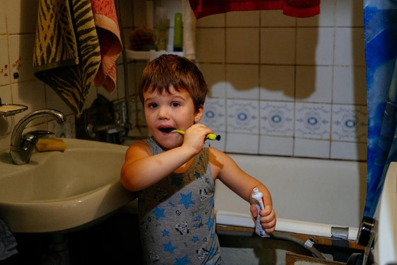 Chłopiec myje zęby UNICEF