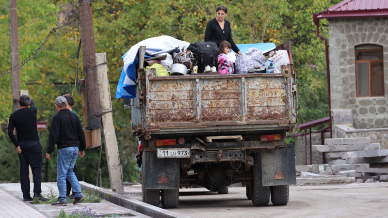 Rodzina uchodźcza na przyczepie ciężarówki