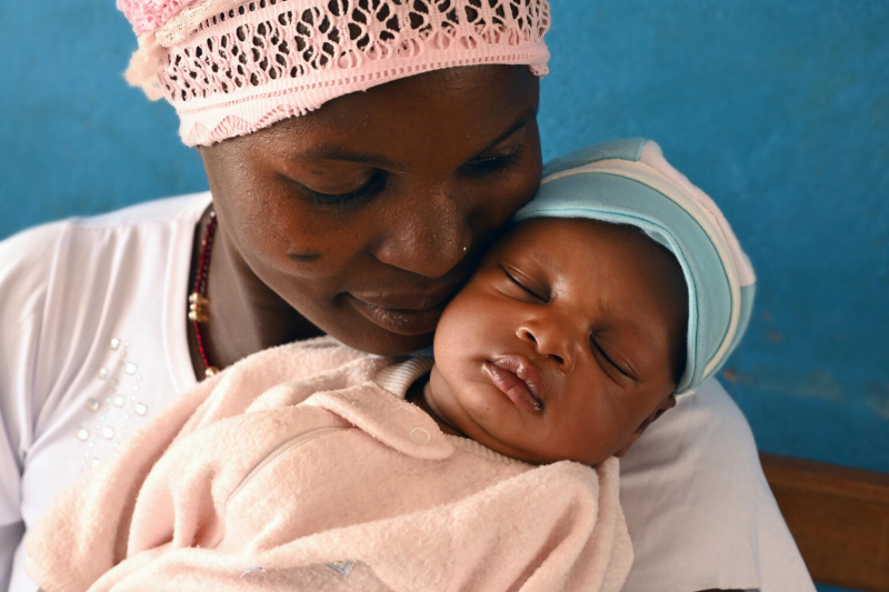 UNICEF szczepi przeciwko malarii w Kamerunie