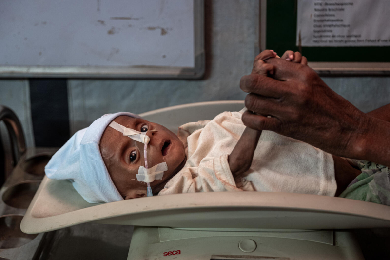 KOBIETA JE OSTATNIA NIEDOŻYWIONE DZIECKO